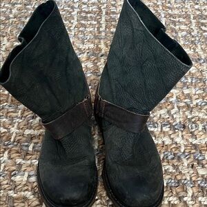 Sorel Olive Leather Boots with Brown Strap